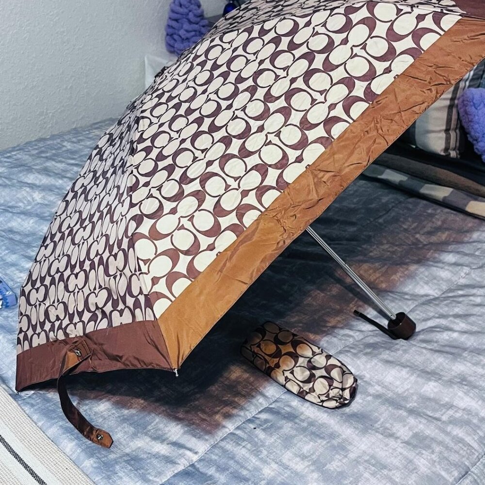 COACH MINI UMBRELLA SIGNATURE UV PROTECTION IN KHAKI / SADDLE with COVER